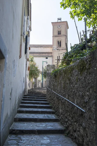 Szűk utca és a lépcsőház, Ravello, Amalfi-part Olaszország — Stock Fotó