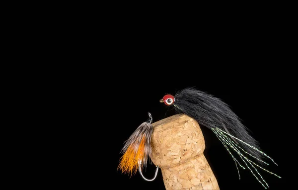 Coloridas moscas de pesca atadas a mano que se muestran en el corcho de champán — Foto de Stock