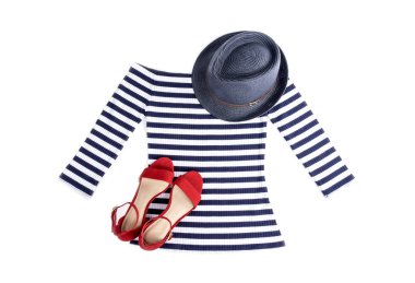 Kadının deniz çizgili Top mavi hasır şapka ve kırmızı süet topuklu sandalet