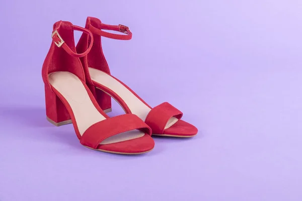 Kadın kırmızı süet deri sandalet — Stok fotoğraf