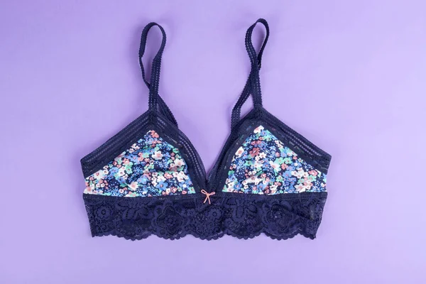 Soutien-gorge floral pour femmes avec garnitures en dentelle — Photo