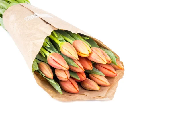 Ramo de flores de tulipán envueltas en papel marrón —  Fotos de Stock