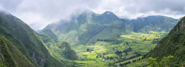 Mezőgazdasági település Pululahua szunnyadó vulkán Quito északi — Stock Fotó