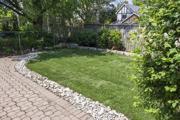 Tuin van de achtertuin met na vaststelling van nieuwe Sod — Stockfoto