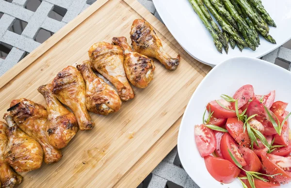 Barbecued Chicken Drumsticks, Grilled Asparagus and Tomato Salad — Stock Photo, Image