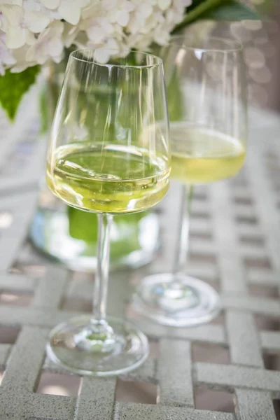 Deux verres de vin blanc sur une table de jardin — Photo