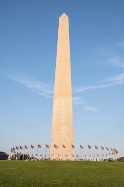 Geç öğleden sonra güneş banyo Amerikan bayrakları çevrili Washington'daki George Washington Anıtı