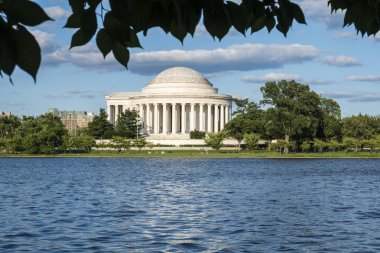 Thomas Jefferson Memorial Anıtı gelgit Havzası karşısında görülen doğal görünümünü