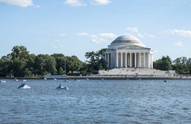 Gelgit Havzası karşısında görülen Thomas Jefferson Memorial 