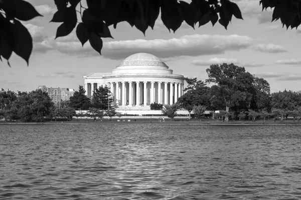 Festői kilátás nyílik a Thomas Jefferson emlékmű emlékműve látott szemben az árapály-medence — Stock Fotó