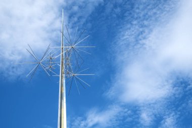 Ad Astra heykel Smithsonian Ulusal Hava ve Uzay Müzesi dışında mavi gökyüzü Richard Lippold tarafından