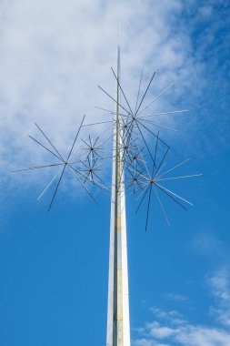Ad Astra heykel Smithsonian Ulusal Hava ve Uzay Müzesi dışında mavi gökyüzü Richard Lippold tarafından