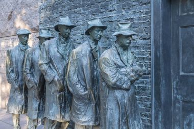 Büyük Buhran sırasında yiyecek almak için sırada bekleyen bronz heykel adamları