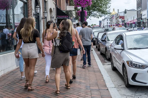 Upptagen Street i Georgetown fylld med butiker, restauranger, kaféer, shoppare, bilar, etc. — Stockfoto