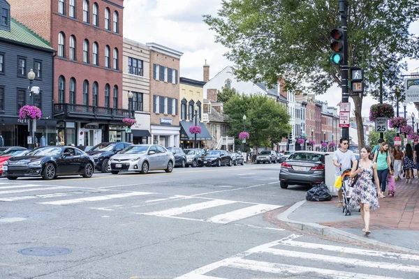 Ruchliwa ulica w Georgetown wypełnione z sklepy, restauracje, Kawiarnie, kupujących, samochody, itp. — Zdjęcie stockowe