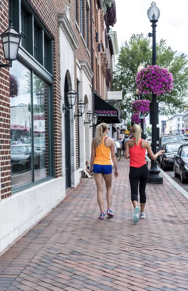 Belebte straße in georgetown mit geschäften, restaurants, cafés, einkäufern, autos, etc. — Stockfoto