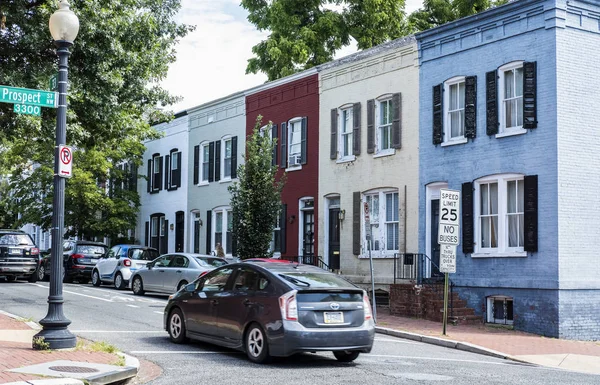 Ruhige wohnstraße in georgetown mit bunten reihenhäusern und autos — Stockfoto