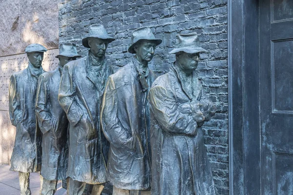 Büyük Buhran sırasında yiyecek almak için sırada bekleyen bronz heykel adamları — Stok fotoğraf