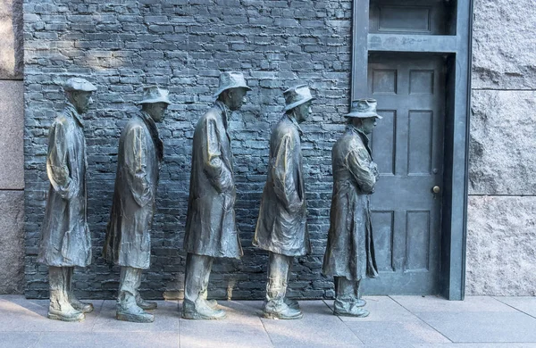 Bronze Statues Men Waiting in Line to Get Food During the Great Depression — Stock Photo, Image