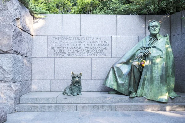 Franklin Roosevelt'in Abide Franklin Roosevelt bronz heykelleri ile ve sevgili köpeği — Stok fotoğraf