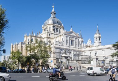 Madrid, İspanya - 7 Ekim 2017: İşlek cadde Almudena Katedrali önünde