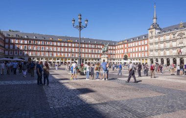 Madrid, İspanya - 9 Ekim 2017: Turistlerle dolu Plaza Mayor
