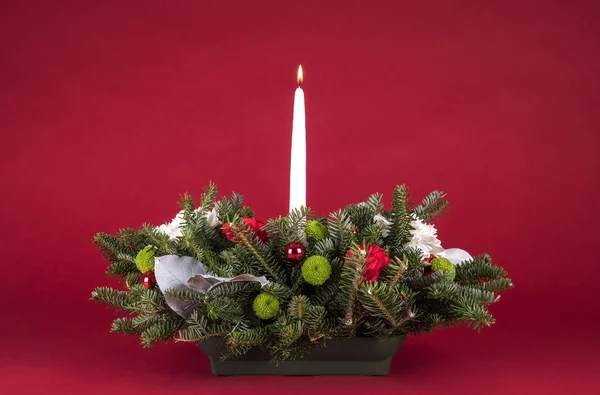 Weihnachten Tischdekoration Oder Mittelstück Mit Blumen Immergrünen Zweigen Und Weiß lizenzfreie Stockfotos