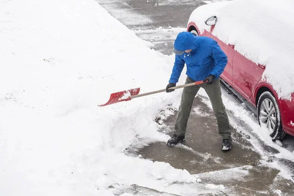 Ein Junger Mann Reinigt Mit Einer Schaufel Schnee Aus Einem Auto