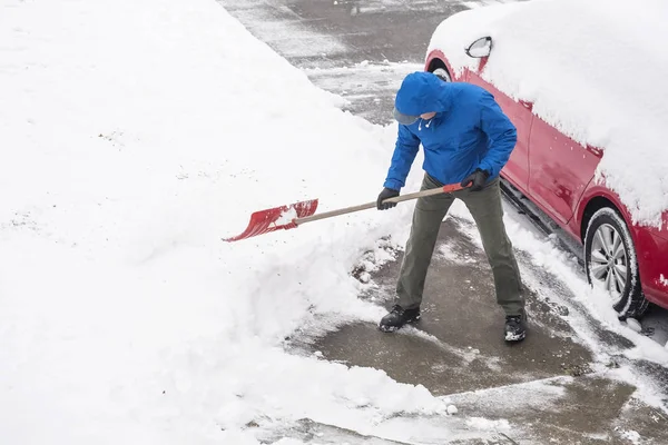 Uomo Rimuovere Neve Dal Suo Vialetto Con Una Pala — Foto Stock