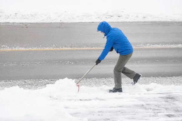 Mannen Att Bort Snö Från Sin Uppfart Med Spade — Stockfoto