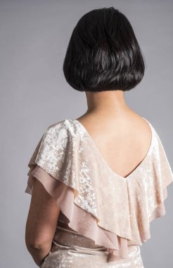 Parlak kısa siyah saçlı bir kadın arkadan görünüm