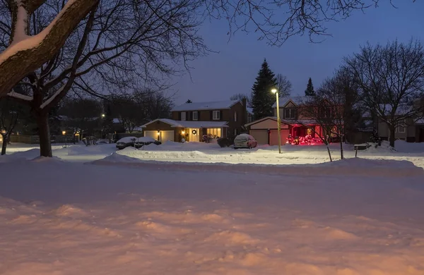 Scenic Suburban Neighborhood Houses Lit Christmas Lights Covered Snow — Stock Photo, Image