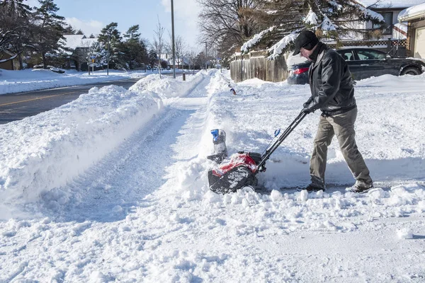 Hombre Quitando Nieve Con Soplador Nieve Día Soleado —  Fotos de Stock