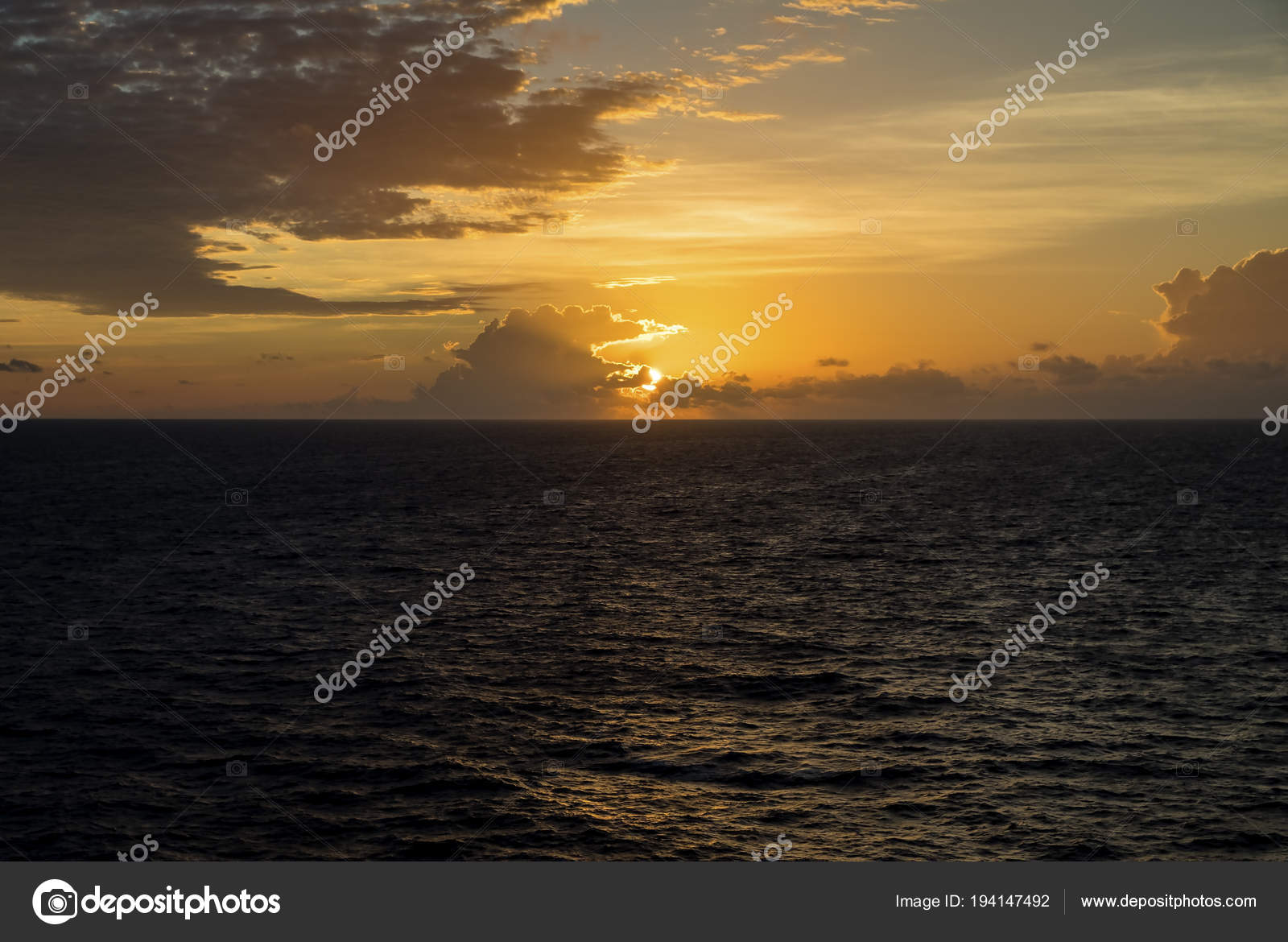 在阿鲁巴附近的加勒比海上空日出 图库照片 C Chiyacat