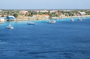 Bir Cruise Ship den Bonaire limanda Kralendijk bakarak