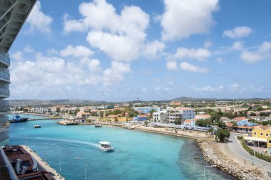 Bir Cruise Ship den Bonaire limanda Kralendijk bakarak