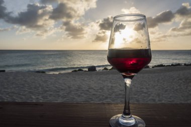Gün batımı bitti Eagle Beach Aruba karşı kırmızı şarap