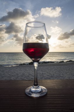 Gün batımı bitti Eagle Beach Aruba karşı kırmızı şarap