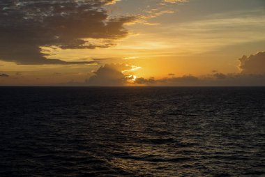 Aruba yakınındaki Karayip Denizi üzerinde gündoğumu