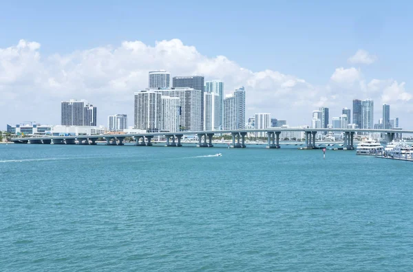 Miami Skyline Mit Damm Und Ufer — Stockfoto