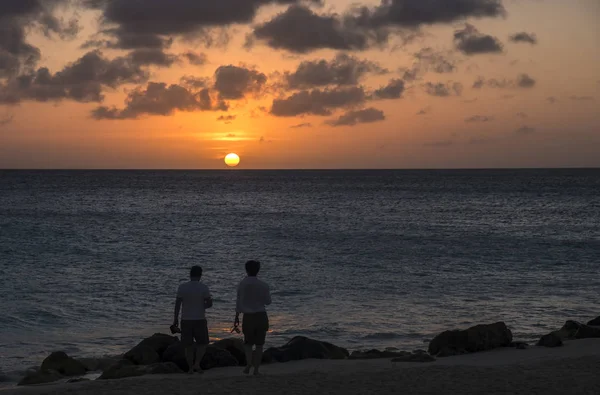 Ett Par Titta Solnedgången Över Eagle Beach Aruba Caribbean — Stockfoto