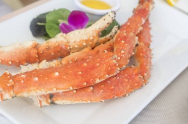 Hazırlanan Alaska Kral Yengeç bacakları bir restoranda servis