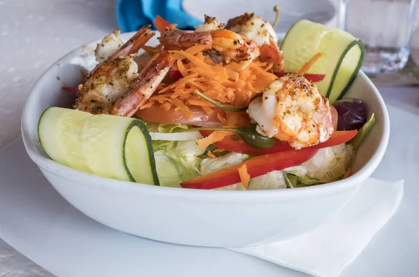 Salada Com Camarões Grelhados — Fotografia de Stock