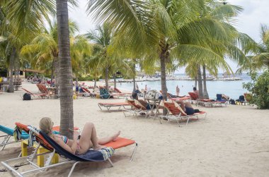 Blue Bay Curacao - 11 Nisan 2018 - insanlar mavi Bay Resort güneşlenme onların plaj sandalyeleri