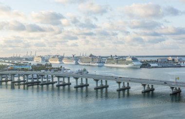 Miami, Amerika Birleşik Devletleri - 7 Nisan 2018: sabah erken manzaralı büyük gemiler ve Causeway ön planda bir sanatçısını Cruise Terminal