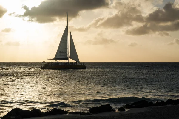 Oranjestad Aruba April 2018 Sailing Sailboat Eagle Beach Sunset — Stock Photo, Image