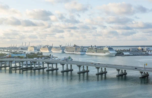 Miami, Amerika Birleşik Devletleri - 7 Nisan 2018: sabah erken manzaralı büyük gemiler ve Causeway ön planda bir sanatçısını Cruise Terminal