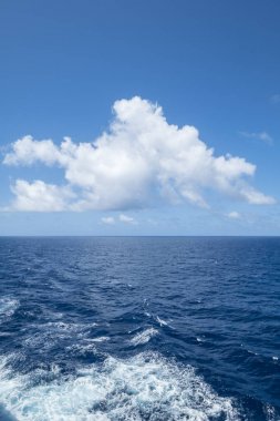 Güneşli bir Karayip okyanus beyaz bulutlar