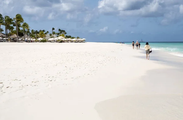 Eagle Beach Aruba April 2018 Människor Som Vandrar Längs Vackra — Stockfoto