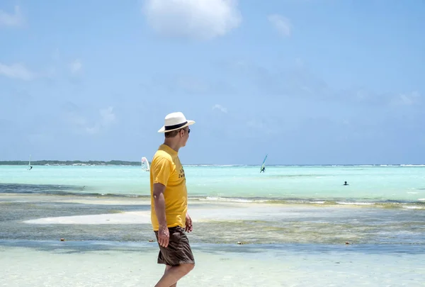 Bonaire Caribe Sur Abril 2018 Hombre Caminando Por Playa Sorobon — Foto de Stock